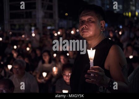 Hong Kong, Hong Kong. 4 juin, 2018. Un participant vu tenant une bougie pendant la veillée service.Des centaines de milliers de personnes ont assisté à Hong Kong le service annuel veillée aux chandelles dans le parc Victoria, dans le centre de Hong Kong pour rendre hommage à ceux qui ont perdu la vie au cours de la 1989 massacre de la place Tiananmen à Pékin où les Chinois de l'Armée Populaire de Libération (PLA) assassiné des centaines de manifestants pro démocratie.Les personnes qui ont pris part à l'événement de la démocratie demande le gouvernement central chinois et appellent à la fin de la décision d'une partie du système. (Crédit Image : © Miguel Candela/SOPA Banque D'Images