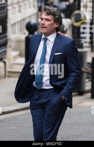 Londres, Royaume-Uni. 4 juin, 2018. Gavin Patterson, directeur général de BT, arrive au 10 Downing Street pour une réunion du Conseil consultatif des affaires au cours de laquelle les dirigeants de certaines des plus grandes entreprises du Royaume-Uni serait fourni avec une mise à jour concernant les pourparlers Brexit par premier ministre Theresa Mai et ministres du gouvernement. Les chefs présents inclus BAE Systems Président Roger Carr, chef de la direction de GlaxoSmithKline Emma Walmsley et Tesco Président Dave Lewis. Credit : Mark Kerrison/Alamy Live News Banque D'Images