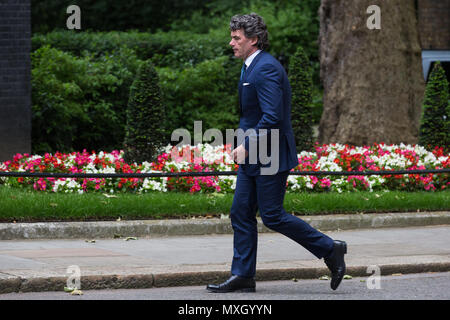 Londres, Royaume-Uni. 4 juin, 2018. Gavin Patterson, directeur général de BT, arrive au 10 Downing Street pour une réunion du Conseil consultatif des affaires au cours de laquelle les dirigeants de certaines des plus grandes entreprises du Royaume-Uni serait fourni avec une mise à jour concernant les pourparlers Brexit par premier ministre Theresa Mai et ministres du gouvernement. Les chefs présents inclus BAE Systems Président Roger Carr, chef de la direction de GlaxoSmithKline Emma Walmsley et Tesco Président Dave Lewis. Credit : Mark Kerrison/Alamy Live News Banque D'Images