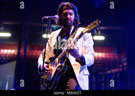 Milan Italie. 04 juin 2018. Le multi-instrumentiste australien singer-songwriter CAMERON AVERY effectue sur scène à Mediolanum Forum ouverture du show de Arctic Monkeys. Credit : Rodolfo Sassano/Alamy Live News Banque D'Images