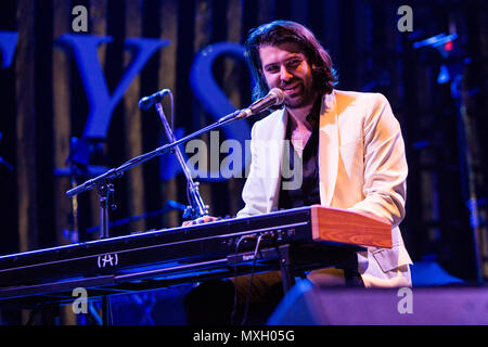 Milan Italie. 04 juin 2018. Le multi-instrumentiste australien singer-songwriter CAMERON AVERY effectue sur scène à Mediolanum Forum ouverture du show de Arctic Monkeys. Credit : Rodolfo Sassano/Alamy Live News Banque D'Images