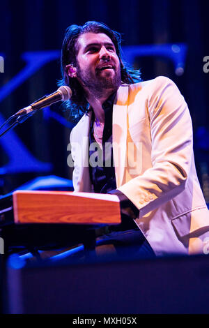 Milan Italie. 04 juin 2018. Le multi-instrumentiste australien singer-songwriter CAMERON AVERY effectue sur scène à Mediolanum Forum ouverture du show de Arctic Monkeys. Credit : Rodolfo Sassano/Alamy Live News Banque D'Images