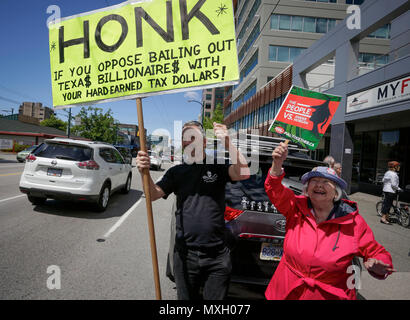 Vancouver, Canada. 4 juin, 2018. Les gens participent à une manifestation contre le projet d'expansion du pipeline Trans Mountain à Vancouver, Canada, le 4 juin 2018. Le gouvernement canadien a annoncé le 29 mai qu'il allait acheter le système de canalisations et d'agrandissement de 4,5 milliards de dollars canadiens (environ 3,46 milliards de dollars). Credit : Liang Sen/Xinhua/Alamy Live News Banque D'Images