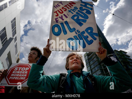 Vancouver, Canada. 4 juin, 2018. Les gens participent à une manifestation contre le projet d'expansion du pipeline Trans Mountain à Vancouver, Canada, le 4 juin 2018. Le gouvernement canadien a annoncé le 29 mai qu'il allait acheter le système de canalisations et d'agrandissement de 4,5 milliards de dollars canadiens (environ 3,46 milliards de dollars). Credit : Liang Sen/Xinhua/Alamy Live News Banque D'Images