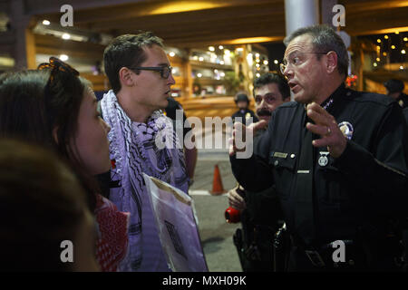 Fichier. 4 juin, 2018. MICHEL MOORE, un vétéran de 36 ans du Département de la police de Los Angeles, est le maire Eric Garcetti son choix pour être le prochain chef de police. Sur la photo : le 29 janvier 2017 - Los Angeles, Californie, États-Unis - Chef adjoint LAPD Michel Moore négocie avec les protestataires à rouvrir les routes à intervalles de 15 minutes pour permettre aux piétons protestation devant l'Terminal International Tom Bradley (TBIT) à l'Aéroport International de Los Angeles (LAX) suite à l'atout de Donald's interdiction de voyager à partir de pays à majorité musulmane. Crédit : Patrick Fallon/ZUMA/Alamy Fil Live News Banque D'Images