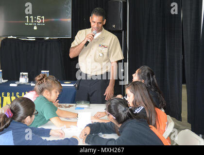 SAN ANTONIO - (nov. 1, 2016) Harlem, New York), native Maître de 1re classe Daniel Jimenez, un recruteur affecté à la Station de recrutement pour la Marine La Marine Ingram, District de recrutement San Antonio, parle avec un groupe d'élèves de l'école intermédiaire concernant l'importance de la Science, technologie, ingénierie et mathématiques (STIM) et les souches de carrière dans la Marine au cours de la Chambre de commerce hispanique's CORE4 et de l'Expo de la tige à la Freeman Expo Hall. Jimenez est un diplômé de 1999 A. Philip Randolph High School de New York. L'expo, comprenant une femme jour et tous les jours des hommes, des longs Banque D'Images