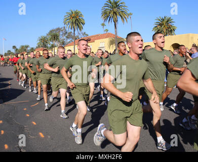 Marines à partir de la société Delta, 1er Bataillon, exécuter l'instruction des recrues en formation pendant leur exécution de motivation au Marine Corps Recruter Depot San Diego, Novembre 3. La course est le dernier événement de formation physique avant l'obtention du diplôme. Chaque année, plus de 17 000 hommes recrutés dans la région de recrutement de l'Ouest sont formés à MCRD San Diego. Delta Entreprise est prévue pour le 4 novembre des cycles supérieurs. Banque D'Images