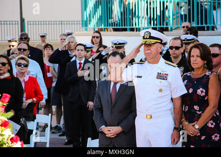 SAN DIEGO (nov. 4, 2016). Scott Swift, commandant de la flotte américaine du Pacifique, salue comme des pre est joué au cours d'une cérémonie de dépôt de gerbes au Monument aux morts sur Aztec Green à San Diego State University. Le monument rend hommage à 239 anciens élèves d'État de San Diego a perdu au service de leur pays pendant la Seconde Guerre mondiale, en Corée, au Vietnam, en Afghanistan et en Iraq. Swift, un ancien de SDSU, est le président honoraire de l'université retour à la fête cette semaine. (U.S. Photo de la marine par le Lieutenant Matthew Stroup) Banque D'Images