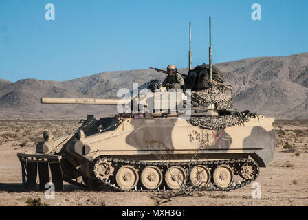 FORT IRWIN, en Californie - un char de combat principal du concessionnaire Troop, 1er Escadron, 11e Régiment de cavalerie blindée, les progrès contre les défenses de la 1re Stryker Brigade Combat Team, 1re Division blindée de Fort Bliss, Texas, au cours de la rotation 17-02 au Centre National d'entraînement, le 4 novembre 2016. Le but de cette phase de la rotation était de tester la 1ère étape de la capacité d'SBCT délibérément une défense contre une force par les pairs tout en les présentant avec une menace dans la région d'être défendu. (U.S. Photo de l'armée par le Sgt. David Edge, 11e) de l'ACR Banque D'Images