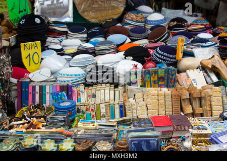 9 mai 2018 un grand éventail de calottes juives Yamalka (KIPA) en vente sur un stand au marché couvert de Mahane Yehuda à Jérusalem Israël Banque D'Images