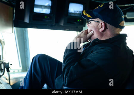 161102-N-FP878-018 MER MÉDITERRANÉE (nov. 2, 2016). Russell Caldwell, commandant de l'USS Ross (DDG 71), montres que Ross se prépare à effectuer une démonstration de tir réel 2 novembre 2016. Ross, une classe Arleigh Burke destroyer lance-missiles, l'avant-déployé à Rota, Espagne, mène des opérations navales dans la sixième flotte américaine zone d'opérations à l'appui de la sécurité nationale des États-Unis en Europe et en Afrique. (U.S. Photo par Marine Maître de 1re classe Theron J. Godbold/libérés) Banque D'Images