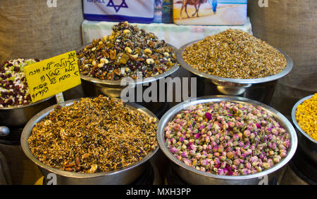 9 mai 2018 une sélection de graines, d'herbes et épices à la vente à l'animation de rue couverte de Mahane Yehuda à Jérusalem Israël marché Banque D'Images