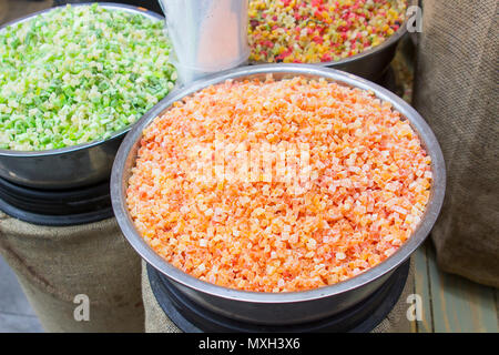 9 mai 2018 une sélection de graines, d'herbes et épices à la vente à l'animation de rue couverte de Mahane Yehuda à Jérusalem Israël marché Banque D'Images