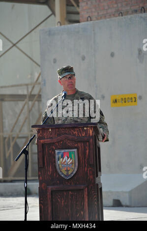 L'AÉRODROME DE BAGRAM, EN AFGHANISTAN (nov. 2, 2016) - L'Armée américaine, le général John C. Thomson III, commandant de l'aérodrome de Bagram, de la prise de la 2e Bataillon, 44e Régiment d'artillerie de défense aérienne et se félicite le détachement du 5e Bataillon, 5e Régiment d'ADA après leur cérémonie de transfert d'autorité. L'unité de défense aérienne fournit des fusées contre, l'artillerie, et la protection de l'aérodrome de mortier. Photo de Bob Harrison, les forces américaines en Afghanistan Affaires publiques. Banque D'Images