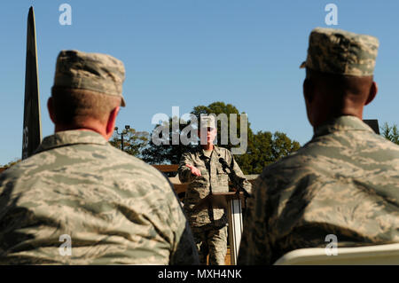 U.S. Air Force Colonel John Wolverton (à gauche), commandant de la 245e vol Ingénieur Civil (CEF), a remercié le brigadier. Le général Roger E. Williams Jr., adjudant général adjoint pour l'air, Caroline du Nord Air National Guard (NCANG), pour assister à la cérémonie de passation de commandement tenue au North Carolina Air National Guard Base, Charlotte Douglas International Airport, le 5 novembre 2016. Le but d'une cérémonie de passation de commandement est de fournir le commandant sortant l'occasion de saluer les hommes et les femmes de leur commandement, et pour la commande, à son tour, d'accueillir le nouveau commandant. (U.S. La Natio Banque D'Images