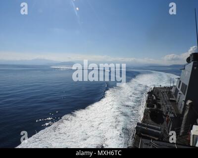 161105-N-N0901-036 MER MÉDITERRANÉE (Nov 5, 2016) - USS Carney (DDG 64) effectue des manœuvres à grande vitesse après avoir quitté la baie de Souda, la Grèce le 5 novembre 2016. Carney, une classe Arleigh Burke destroyer lance-missiles, l'avant-déployé à Rota, Espagne, effectue une patrouille de routine dans le domaine de la flotte des États-Unis 6e des opérations à l'appui des intérêts de sécurité nationale des États-Unis en Europe. (U.S. Photo de la marine par le lieutenant Cmdr. David Schaller/libérés) Banque D'Images