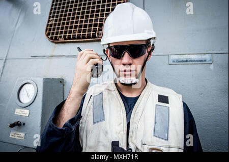 161105-N-UF697-133 eaux situées à l'EST DU JAPON (nov. 5, 2016) Ens. Woxberg Terry L., 1er lieutenant à bord de l'avant-déployés de la classe Arleigh Burke destroyer lance-missiles USS Barry (DDG 52), établit la communication avec l'Armée Commande de transport maritime (CSM) de marchandises et de munitions Ship USNS Charles Drew (T-AKE 10) au cours d'un ravitaillement en mer dans le cadre de Keen Sword 17 (KS17). KS17 est une bi, chef de l'état-major interarmées-dirigé, AMÉRICAINES DU PACIFIQUE-parrainé Terrain (FTX). KS17 est conçu pour répondre aux objectifs de défense mutuelle en augmentant la préparation au combat et interop Banque D'Images