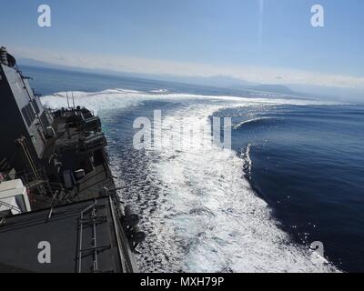 161105-N-N0901-025 MER MÉDITERRANÉE (Nov 5, 2016) - USS Carney (DDG 64) effectue des manœuvres à grande vitesse après avoir quitté la baie de Souda, la Grèce le 5 novembre 2016. Carney, une classe Arleigh Burke destroyer lance-missiles, l'avant-déployé à Rota, Espagne, effectue une patrouille de routine dans le domaine de la flotte des États-Unis 6e des opérations à l'appui des intérêts de sécurité nationale des États-Unis en Europe. (U.S. Photo de la marine par le lieutenant Cmdr. David Schaller/libérés) Banque D'Images