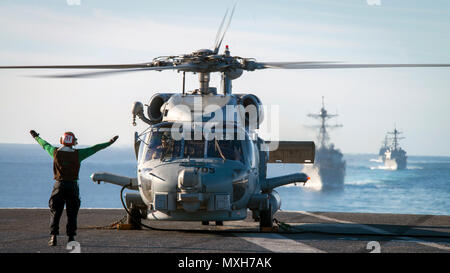 161104-N-BL637-074 OCÉAN PACIFIQUE (nov. 4, 2016) Un hélicoptère grève Maritime Squadron (HSM) 78 MH-60R Sea Hawk se prépare à décoller du porte-avions USS Carl Vinson (CVN 70) poste de pilotage. Carl Vinson est actuellement en cours d'exercice de l'unité de formation Composite (COMPTUEX) en préparation pour un prochain déploiement. (U.S. Photo de la marine par le maître de 3e classe Sean M. Castellano/libérés) Banque D'Images