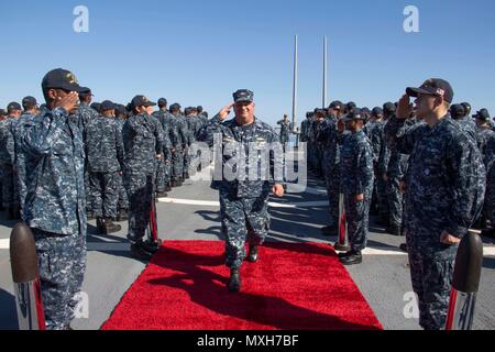 161105-N-N0901-246 MER MÉDITERRANÉE (Nov 5, 2016) - Side boys rend hommage rendu au capitaine riche Dromerhauser, commodore, Destroyer Squadron 60, comme il l'écarte d'une cérémonie de passation de commandement à bord du USS Carney (DDG 64) Le 5 novembre 2016. Carney, une classe Arleigh Burke destroyer lance-missiles, l'avant-déployé à Rota, Espagne, effectue une patrouille de routine dans le domaine de la flotte des États-Unis 6e des opérations à l'appui des intérêts de sécurité nationale des États-Unis en Europe. (U.S. Photo de la marine du Maître de 2e classe Ramiro Flores/libérés) Banque D'Images