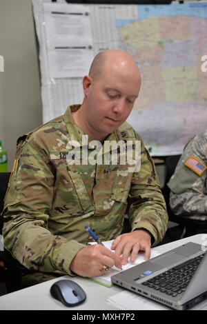 Le Major Brad Frank, 153e Troupe Commande, agit comme un assistant du chef des opérations, le Connecticut Street Armory, Buffalo, NY, le 2 novembre 2016. La 107e Airlift Wing et la 153e, la commande des troupes de l'armée, la Garde Nationale de New York ont joint leurs forces pour former pour répondre aux urgences de l'état au cours de l'exercice 2016 WERCK-il. (U.S. Air Force Photo par le Sgt. Brandy Fowler) Banque D'Images