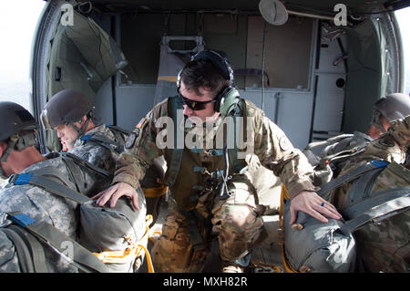 Les membres de la Garde nationale de l'Alabama E Company, (une surveillance), 1/173ème régiment d'infanterie, de procéder à un saut d'un UH-60 Black Hawk au nord-est de l'Arkansas Regional Airport de Gadsden, Alabama, le 5 novembre 2016. Banque D'Images