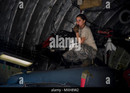 Tech. Le Sgt. Amiee Whitehurst, 41e Unité de maintenance d'hélicoptères, des montres en tant que membres de l'HMU 41 décharger un HH-60G Pave Hawk à partir d'un C-17 Globemaster III, 1 novembre 2016, à la base aérienne Tyndall, en Floride, le C-17 a effectué deux Ouvrir Hawks à participer à un exercice de sauvetage rapide qui a eu lieu du 1er au 3 novembre. (U.S. Air Force photo de Tech. Le Sgt. Zachary Wolf) Banque D'Images