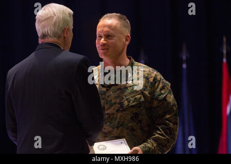 Le secrétaire à la Marine Ray Maybus awards Marine Corps Air Station (MCAS) Cherry Point, un certificat de mérite pour son niveau de réalisation bleu au cours de l'exercice 2016 de l'énergie et de la gestion de l'eau SecNav Awards, pour un programme d'énergie ou d'eau pour le colonel du Corps des Marines américain Todd W. Ferry, le commandant Ofiicer du Marine Corps Air Station (MCAS) Cherry Point, lors d'une cérémonie au MCAS Cherry Point, N.C., 9 novembre 2016. Au cours de la cérémonie, le secrétaire à la Marine Ray Mabus a annoncé que le destroyer de classe Arleigh Burke, DDG 121, sera nommé l'USS Frank E. Petersen Jr., en l'honneur de t Banque D'Images