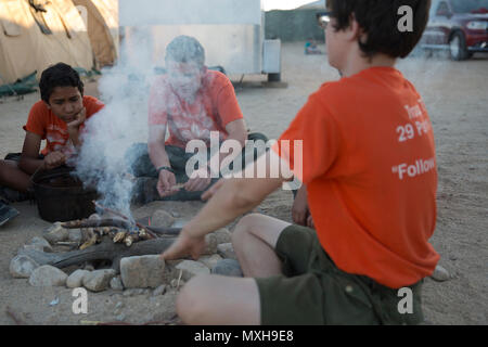 Les Scouts de la Troupe 78 apprendre à créer un incendie au Camp Wilson à bord du Marine Corps Air Ground Combat Center, Twentynine Palms, Californie, le 5 novembre 2016, au cours de la Boy Scout Camp Out pour les Boy Scouts of America troupes. Marine Corps officiel (photo par le Cpl. Ayala-Lo Medina/libérés) Banque D'Images