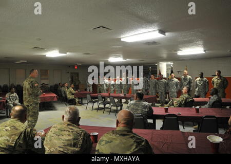 Le brig. Général traite de la Rhodes concurrents et d'autres soldats qui ont aidé à mener des troupes du 66e Commandement de la concurrence meilleur Guerrier au Camp McCain en Elliott, au Mississippi le 9 novembre 2016. La compétition a duré deux jours sur le Camp McCain, avec deux jeunes soldats et deux sous-officiers choisis comme gagnants. (Photo de la Garde nationale du Mississippi par la FPC. Christopher Shannon, 102d Détachement des affaires publiques) Banque D'Images