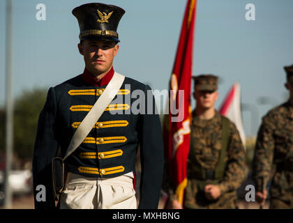 Un U.S. Marine avec le Siège et l'escadron participe à un concours à l'uniforme historique Marine Corps Air Station Yuma (Arizona), le 10 novembre 2016. Le Pageant uniforme et gâteau symbolique sont les traditions annuelle organisée pour fêter l'anniversaire du Corps des Marines, l'honneur de marine du passé, présent et futur et signifier la disparition des traditions d'une génération à l'autre. (U.S. Marine Corps photo par Lance Cpl. Christian Cachola/libérés) Banque D'Images