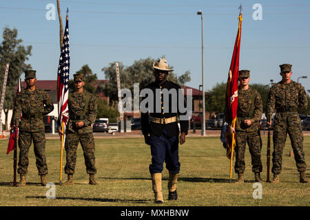 Un U.S. Marine avec le Siège et l'escadron participe à un concours à l'uniforme historique Marine Corps Air Station Yuma (Arizona), le 10 novembre 2016. Le Pageant uniforme et gâteau symbolique sont les traditions annuelle organisée pour fêter l'anniversaire du Corps des Marines, l'honneur de marine du passé, présent et futur et signifier la disparition des traditions d'une génération à l'autre. (U.S. Marine Corps photo par Lance Cpl. Christian Cachola/libérés) Banque D'Images