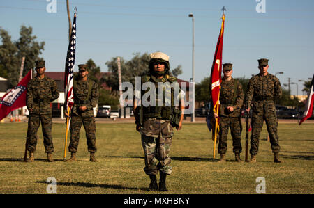 Un U.S. Marine avec le Siège et l'escadron participe à un concours à l'uniforme historique Marine Corps Air Station Yuma (Arizona), le 10 novembre 2016. Le Pageant uniforme et gâteau symbolique sont les traditions annuelle organisée pour fêter l'anniversaire du Corps des Marines, l'honneur de marine du passé, présent et futur et signifier la disparition des traditions d'une génération à l'autre. (U.S. Marine Corps photo par Lance Cpl. Christian Cachola/libérés) Banque D'Images