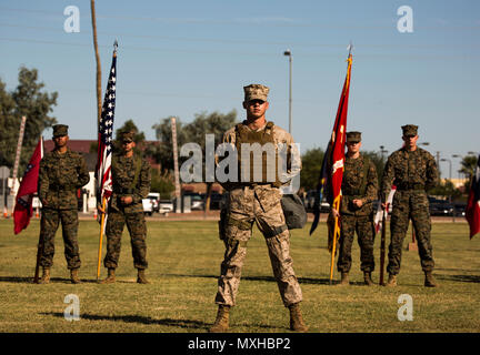 Un U.S. Marine avec le Siège et l'escadron participe à un concours à l'uniforme historique Marine Corps Air Station Yuma (Arizona), le 10 novembre 2016. Le Pageant uniforme et gâteau symbolique sont les traditions annuelle organisée pour fêter l'anniversaire du Corps des Marines, l'honneur de marine du passé, présent et futur et signifier la disparition des traditions d'une génération à l'autre. (U.S. Marine Corps photo par Lance Cpl. Christian Cachola/libérés) Banque D'Images