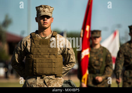 Un U.S. Marine avec le Siège et l'escadron participe à un concours à l'uniforme historique Marine Corps Air Station Yuma (Arizona), le 10 novembre 2016. Le Pageant uniforme et gâteau symbolique sont les traditions annuelle organisée pour fêter l'anniversaire du Corps des Marines, l'honneur de marine du passé, présent et futur et signifier la disparition des traditions d'une génération à l'autre. (U.S. Marine Corps photo par Lance Cpl. Christian Cachola/libérés) Banque D'Images