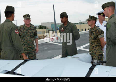 FORT LAUDERDALE, Floride -- Le Général Walter L. Miller Jr. parle avec Marines offrant un affichage statique d'un RQ-21 Blackjack à bord du USS New York pendant la Semaine de la flotte du Port Everglades 5 mai 2017. La II Marine Expeditionary Force leadership, Miller, Sgt. Le Major Richard D. batteuse et de la commande Master Chief Russell W. Folley, visité l'USS New York parce qu'un groupe de leurs marines et les marins sont à bord, participant à la Fleet Week. Au cours de sa tournée Miller assurée il a parlé à chacun il a rencontré Marine. Miller est le commandant général du II MEF, batteuse est le sergent-major de la II MEF, et FOL Banque D'Images