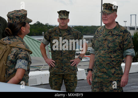 FORT LAUDERDALE, Floride -- Le Général Walter L. Miller Jr. parle avec Marines offrant un affichage statique d'un RQ-21 Blackjack à bord du USS New York pendant la Semaine de la flotte du Port Everglades 5 mai 2017. La II Marine Expeditionary Force leadership, Miller, Sgt. Le Major Richard D. batteuse et de la commande Master Chief Russell W. Folley, visité l'USS New York parce qu'un groupe de leurs marines et les marins sont à bord, participant à la Fleet Week. Au cours de sa tournée Miller assurée il a parlé à chacun il a rencontré Marine. Miller est le commandant général du II MEF, batteuse est le sergent-major de la II MEF, et FOL Banque D'Images