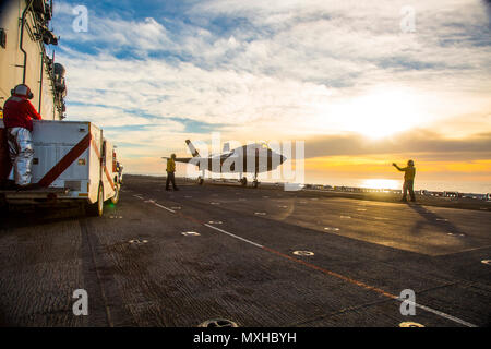 Océan Pacifique (nov. 7, 2016) - deux agents d'entretien d'aéronefs utilisent des signaux pour diriger un F-35B Lightning II avant d'aéronefs sur le pont en préparation pour le lancement de l'assaut amphibie USS America (LHA 6). Dans un troisième et dernier F-35B affectation de phase de test (DT-III), l'aéronef est en pleine expansion de l'enveloppe par le biais d'une série de lancements et recouvrements dans diverses conditions d'exploitation telles que l'état de la mer et des vents forts. (U.S. Photo de la marine par le lieutenant J.G. Maideline Sanchez/libérés) Banque D'Images