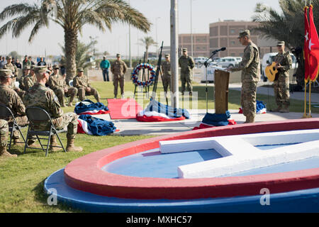 Les militaires et civils l'écoute de remarques faites par le général de l'armée William Hickman, U.S. Army's Central commandant général adjoint - Opérations, au cours d'une cérémonie pour honorer les anciens combattants militaires 11 novembre 2016 au Camp Arifjan, au Koweït. La cérémonie a été l'un des Camp Arifjan plusieurs façons a démontré son respect pour la journée. (U.S. Photo de l'armée par le Sgt. Angela Lorden) Banque D'Images