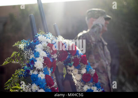 Un soldat salue pendant le chant de l'hymne national lors d'une cérémonie pour honorer les anciens combattants militaires 11 novembre 2016 au Camp Arifjan, au Koweït. La cérémonie comprenait également une allocution prononcée par le général de l'armée William Hickman, U.S. Army's Central commandant général adjoint - opérations, et de la poésie par des soldats en célébration de la Journée des anciens combattants. (U.S. Photo de l'armée par le Sgt. Angela Lorden) Banque D'Images