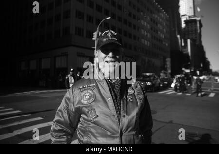 Les New-yorkais et servicemembers ; tous deux d'active ou à la retraite, se sont réunis pour se souvenir et honorer ceux qui ont servi dans l'armée américaine, au cours de l'Assemblée Veteran's Day Parade à New York, N.Y., 11 novembre 2016. Des milliers de partisans bordée 5e Avenue à Manhattan en plusieurs branches des forces armées et des organisations qui appuient les anciens combattants de tout le pays ont défilé à la parade. (U.S. Marine Corps photo par le Cpl. Sean J. Berry) Banque D'Images