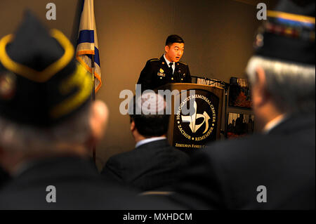 Jay Choi, de l'Armée cadets Reserve Officer Training Corps, de l'Université de Chicago, parle de son voyage à réunir la Purple Heart médaille et un certificat avec la famille de Tech. 5 e année Robert Mathis, le 13 novembre 2016, au Centre commémoratif de l'Holocauste, Farmington Hills (Michigan), le Lieutenant-colonel Matthew Yandura fut stationné à la Jérusalem Consulat et découvert Robert Mathis' Purple Heart certificat dans un lot de souvenirs. Après des mois de recherche, Cadet Jay Choi, un cadre supérieur dans l'Armée de Loyola Reserve Officer Training Corps programme, situé à Robert's family. En 1912, Reuven Matusevitch est né à Kau Banque D'Images