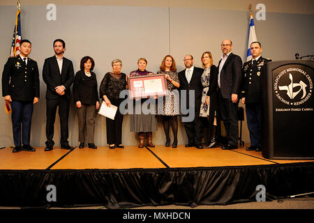 Plus de 70 ans plus tard, le Lieutenant-colonel Matthew Yandura et Cadet Jay Choi, réunir la Purple Heart médaille et un certificat avec la famille de Tech. 5 e année Robert Mathis, le 13 novembre 2016, au Centre commémoratif de l'Holocauste, Farmington Hills (Michigan), le Lieutenant-colonel Matthew Yandura fut stationné à la Jérusalem Consulat et découvert Robert Mathis' Purple Heart certificat dans un lot de souvenirs. Après des mois de recherche, Cadet Jay Choi, un cadre supérieur dans l'Armée de Loyola Reserve Officer Training Corps programme, situé à Robert's family. En 1912, Reuven Matusevitch est né à Kaunas, Lituanie et après graduat Banque D'Images