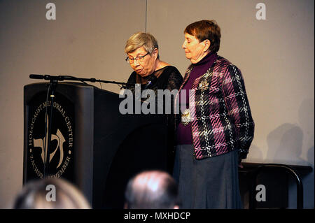 Faye Menczer Ascher et Gloria Zeitak, nièces de Tech 5e année Robert Mathis, parler de leurs souvenirs de la la Purple Heart médaille et un certificat obtenu par des Tech. 5 e année Robert Mathis, le 13 novembre 2016, au Centre commémoratif de l'Holocauste, Farmington Hills (Michigan), le Lieutenant-colonel Matthew Yandura fut stationné à la Jérusalem Consulat et découvert Robert Mathis' Purple Heart certificat dans un lot de souvenirs. Après des mois de recherche, Cadet Jay Choi, un cadre supérieur dans l'Armée de Loyola Reserve Officer Training Corps programme, situé à Robert's family. En 1912, Reuven Matusevitch est né à Kaunas, Banque D'Images