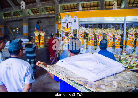 UBUD,BALI- 27 juillet : les hommes apportent des offrandes à Ubud pour célébrer une messe de funérailles le 27 juillet à Ubud, Indonésie Banque D'Images