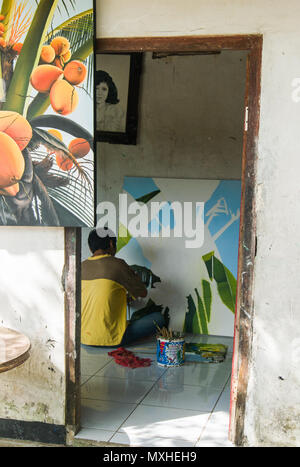 UBUD,Indonésie - 27 juillet : Peintures et oeufs peints dans une boutique d'artisanat et des arts le 27 juillet 2009, à Bali, en Indonésie. Banque D'Images