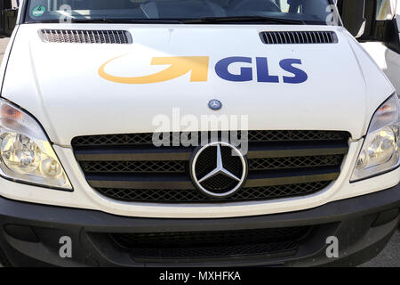 Essen, Allemagne - Mars 25, 2018 : voiture de service logistique GLS. Les systèmes de logistique générale est une entreprise de logistique britannique néerlandaise basée à Amsterdam. Banque D'Images