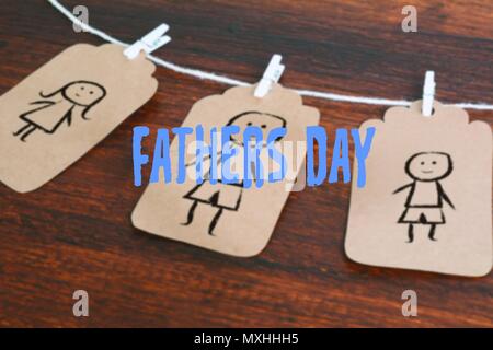 Dessin d'enfant sur tags hanging on clothespins sur fond de bois. Happy father's day concept. Banque D'Images