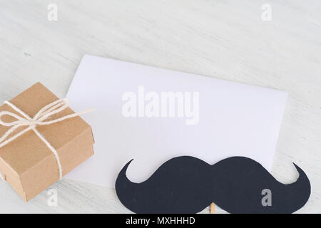 Photo Booth moustache et boîte-cadeau avec empty Happy Father's Day Greeting card sur fond de bois Banque D'Images