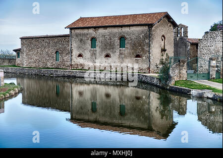 Château de Virieu est un vieux château en pierre avec des réflexions d'un petit étang dans la ville de Pelussin en France. Banque D'Images